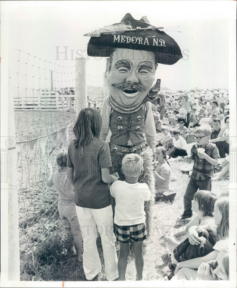 1974 Medora, ND Theodore Roosevelt Natl Park Host Rough Ridin' Teddy Press Photo - Historic Images