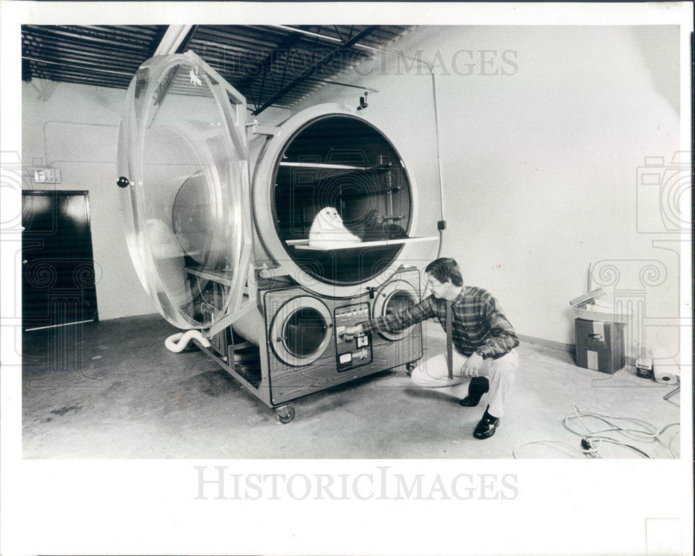 1987 St Petersburg, FL Freeze-Dried Pet Preservation at Preservation Press Photo - Historic Images