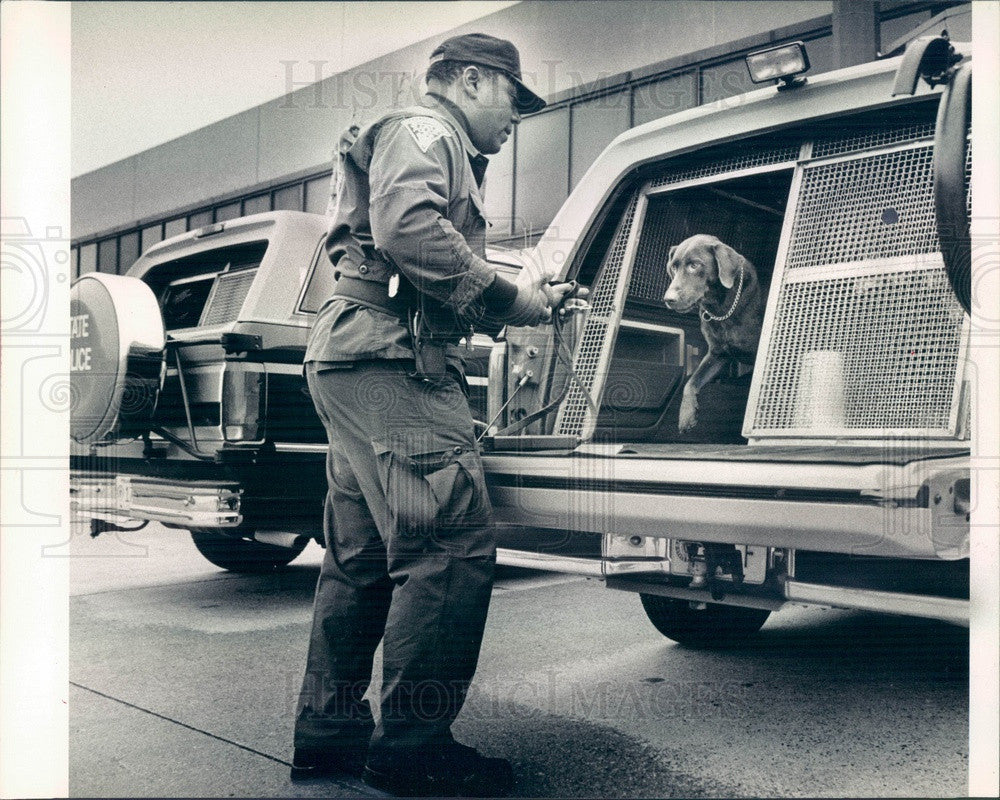 1992 Boston, MA Drug Sniffing Dog Widgion & Chuck Mitchell Press Photo - Historic Images