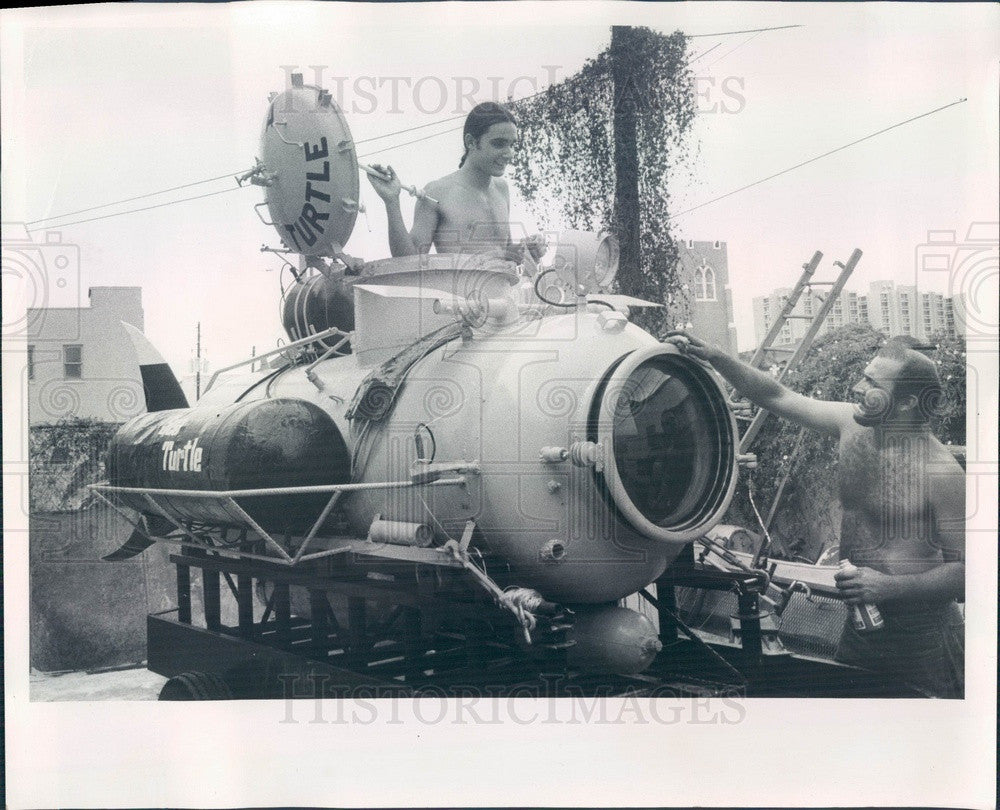 1974 St Petersburg, FL Homemade Submarine Sea Turtle by Art DeCosmo Press Photo - Historic Images
