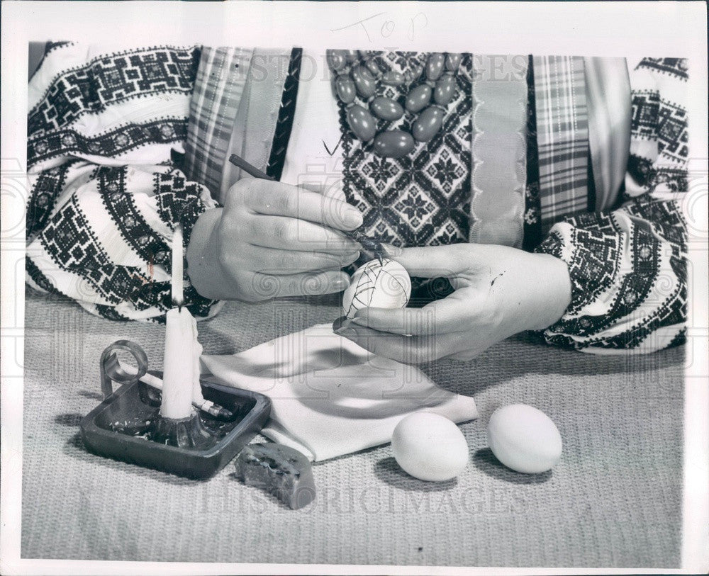 1951 Detroit, Michigan Woman Painting Easter Eggs Press Photo - Historic Images