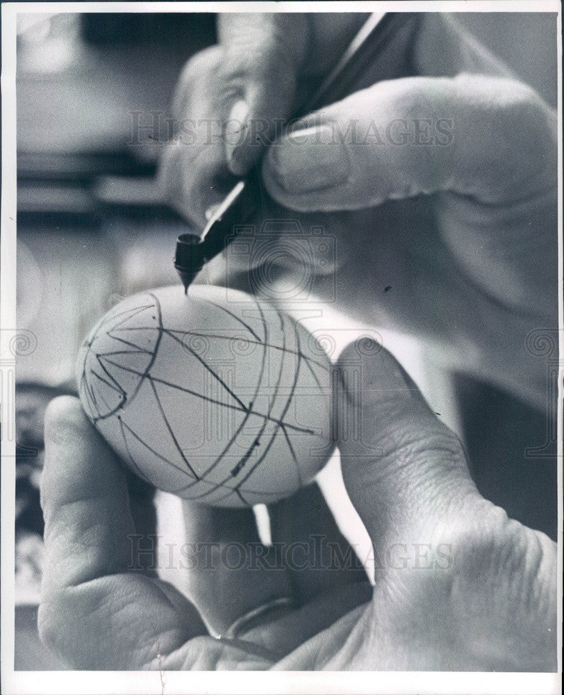 1966 Detroit, Michigan Mrs. William Volker Painting Easter Eggs Press Photo - Historic Images