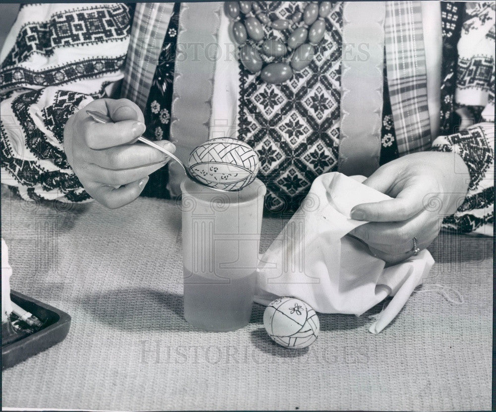 1951 Detroit, Michigan Woman Dyeing Easter Eggs Press Photo - Historic Images