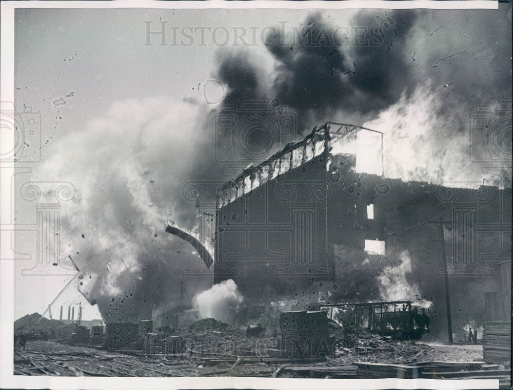 1939 Chicago, Illinois Calumet Grain Elevators Fire Press Photo - Historic Images