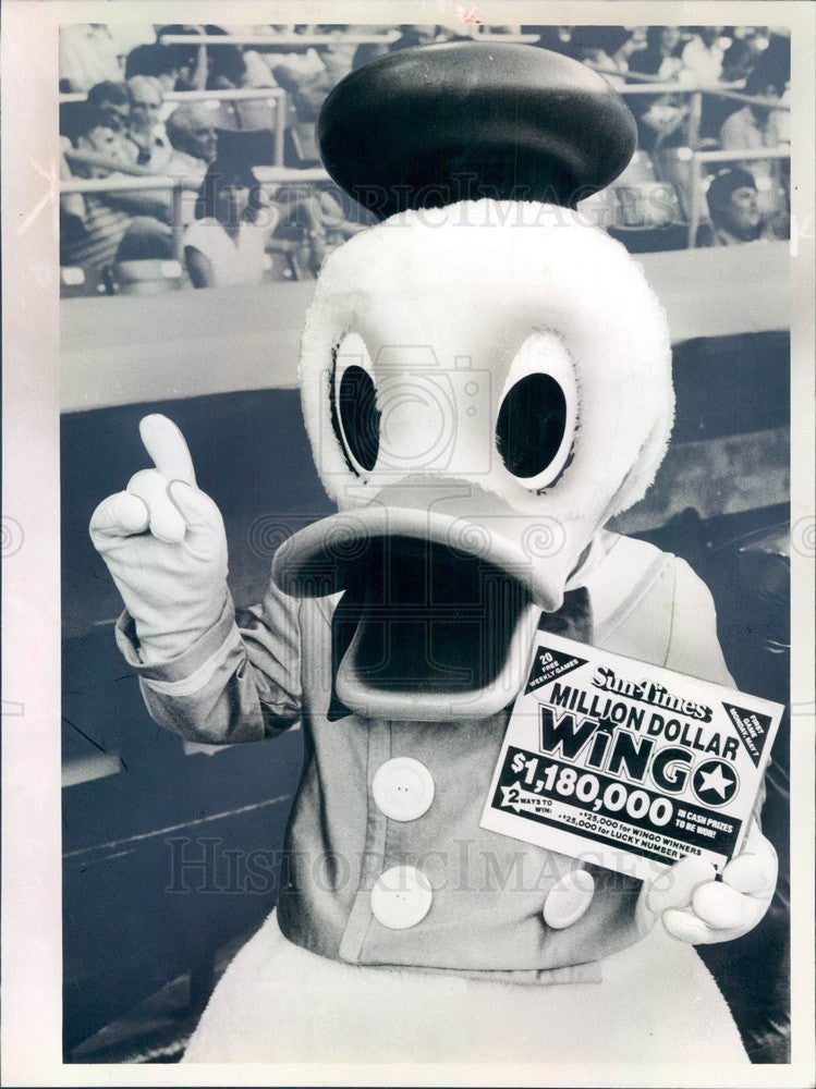 1984 Chicago, Illinois Donald Duck Promoting WINGO Cards Press Photo - Historic Images