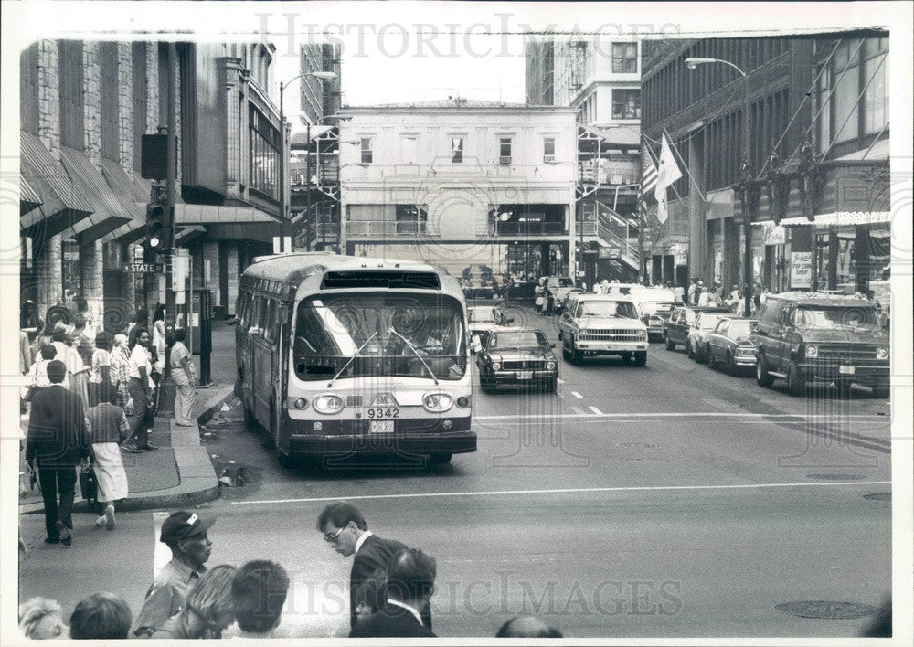 1985 Chicago, Illinois CTA Bus on State &amp; Madison Press Photo - Historic Images