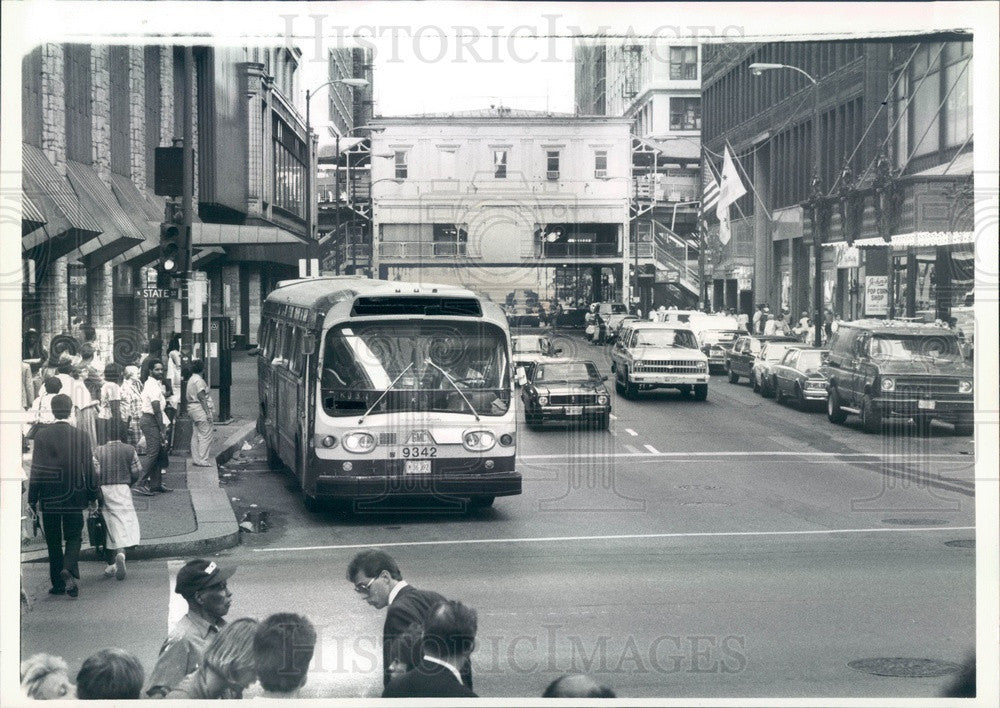 1985 Chicago, Illinois CTA Bus on State & Madison Press Photo - Historic Images