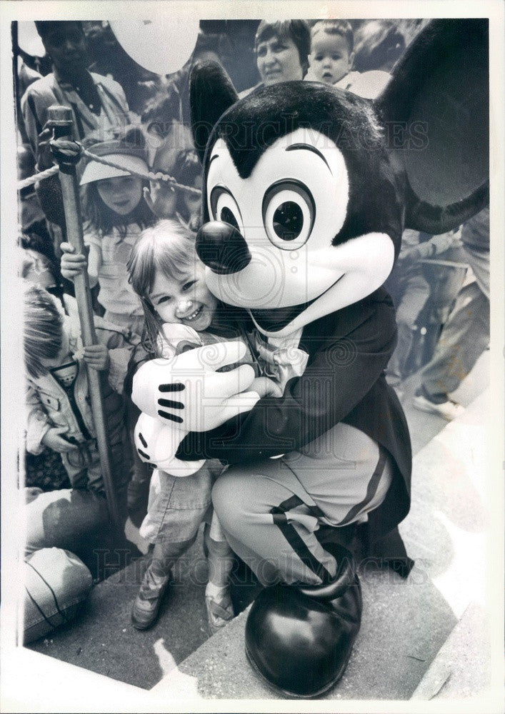 1985 Walt Disney Character Mickey Mouse & Angelica Valencia Press Photo - Historic Images