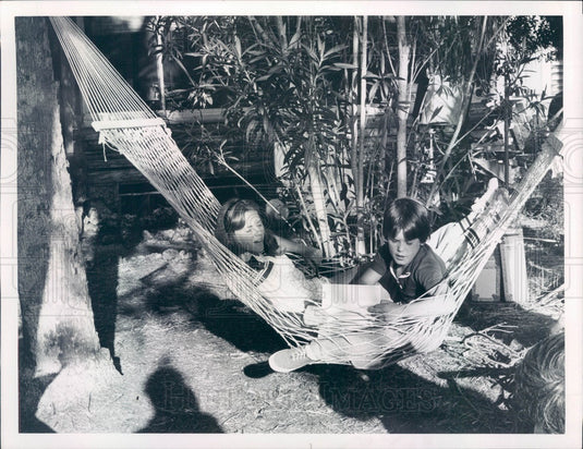 1977 Actors Mary Ellen McKeon & Charlie Aiken on TV Show The Wilds Press Photo - Historic Images