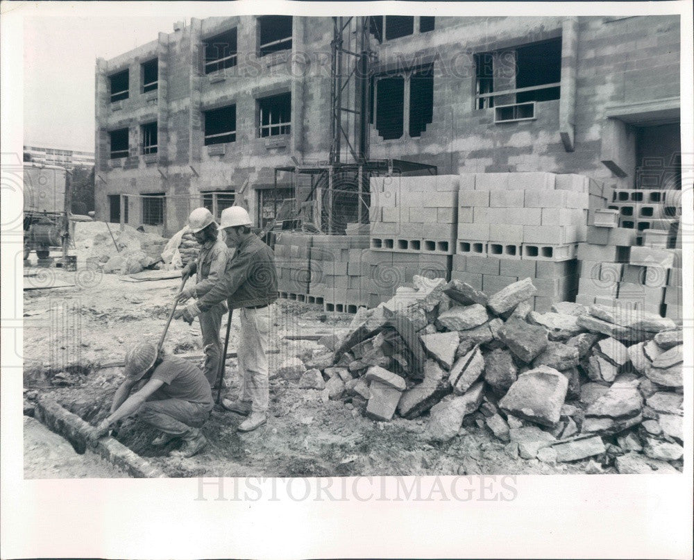 1972 St. Petersburg, Florida Fountain Resident Hotel Construction Press Photo - Historic Images