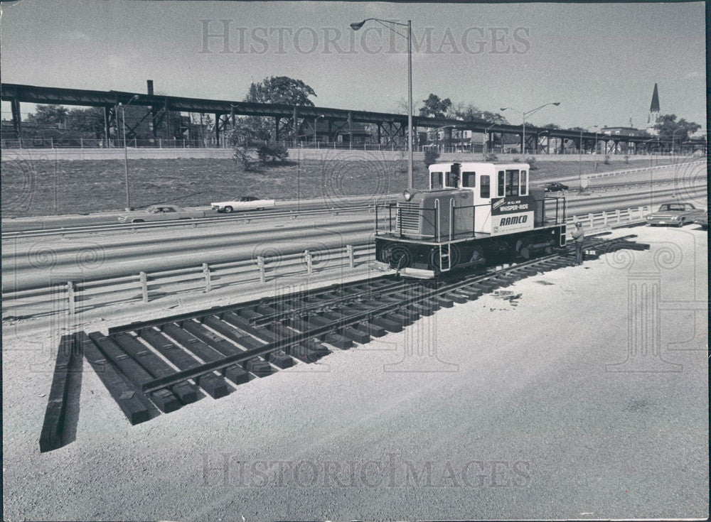 1968 Chicago, Illinois Dan Ryan Median Train Track Installed Press Photo - Historic Images