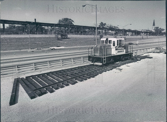 1968 Chicago, Illinois Dan Ryan Median Train Track Installed Press Photo - Historic Images