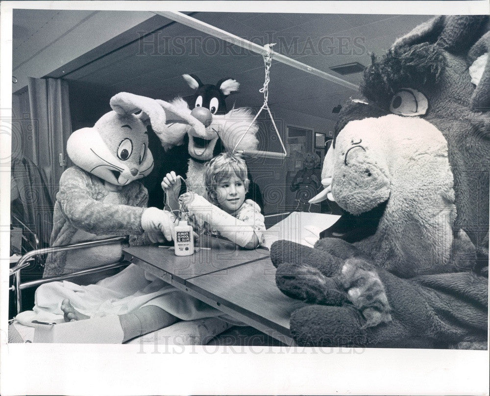 1978 Cartoon Characters Bugs Bunny, Sylvester at St. Petersburg, FL Press Photo - Historic Images