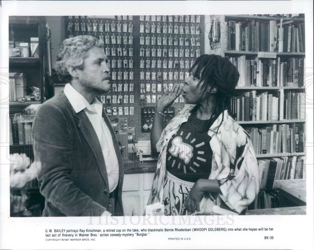 1988 Hollywood American Actors Whoopi Goldberg &amp; G.W. Bailey Press Photo - Historic Images