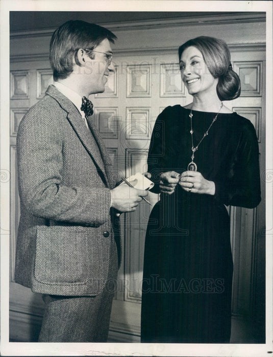 1977 TV Show The WaltonsActors Richard Thomas & Jean Marsh Press Photo - Historic Images