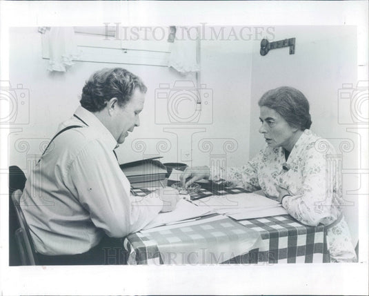 1982 Hollywood Actors Ingrid Bergman & Ned Beatty Press Photo - Historic Images