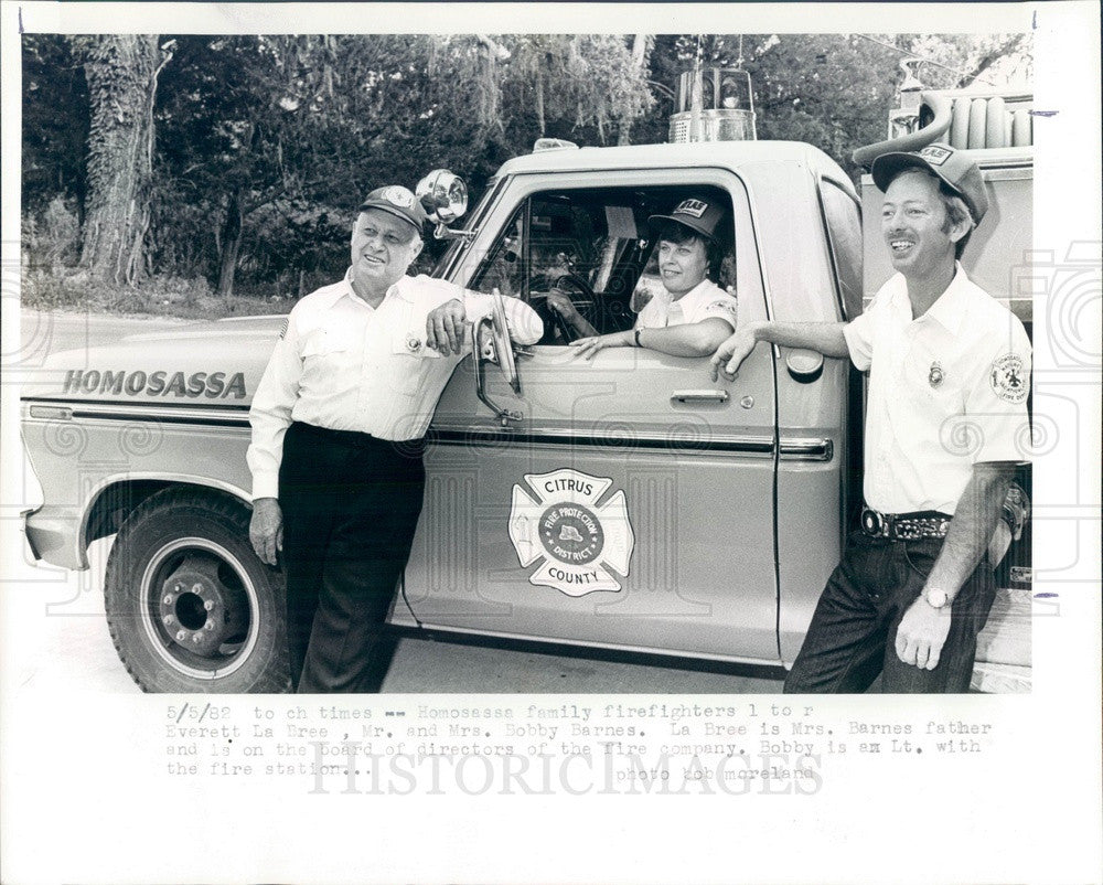 1982 Homosassa, FL Firefighters Everett LaBree, Mr/Mrs Bobby Barnes Press Photo - Historic Images