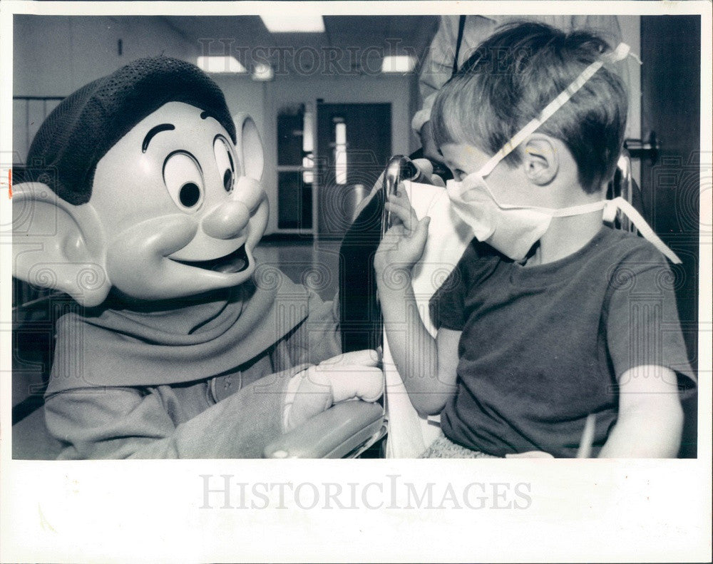 1987 Disney Character Dopey the Dwarf &amp; Matt Drake at Chicago, IL Press Photo - Historic Images