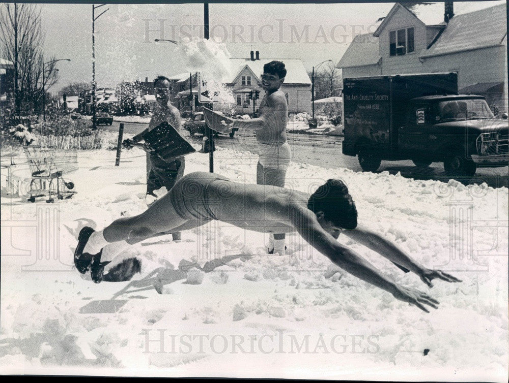 1970 Chicago, IL April Snowstorm, Dr. John Beller &amp; Sons Snow Fight Press Photo - Historic Images