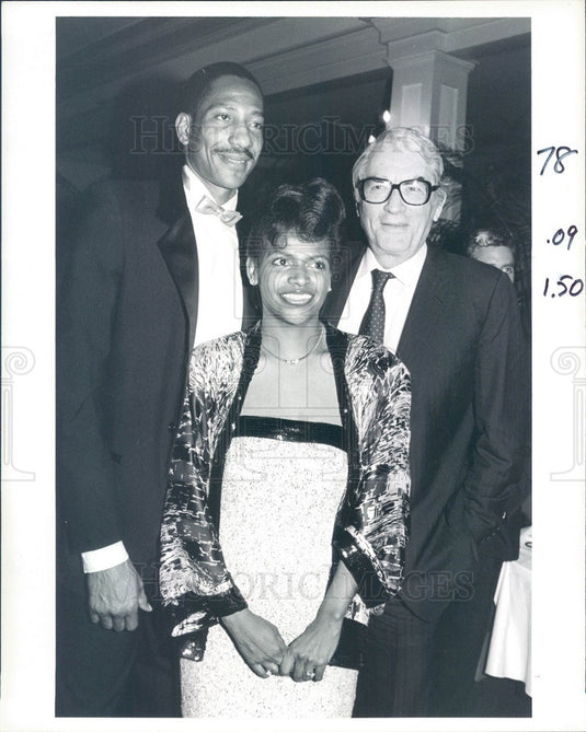 1987 Actor Gregory Peck, NBA Denver Nuggets Player Alex English Press Photo - Historic Images