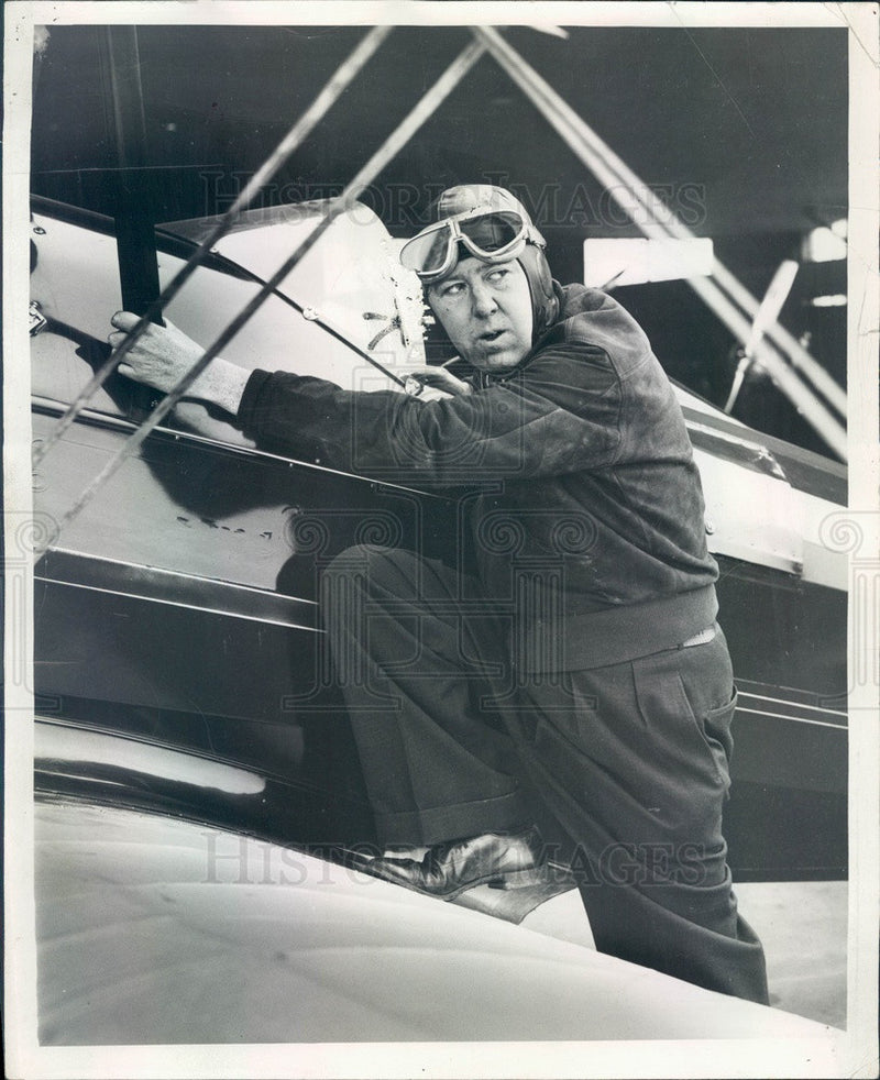 Load image into Gallery viewer, 1936 Chicago Times Aviation Editor Maurice Roddy Press Photo - Historic Images
