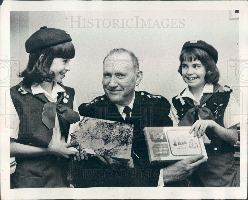 1969 Chicago, IL Police Deputy Supt James Rochford &amp; Camp Fire Girls Press Photo - Historic Images
