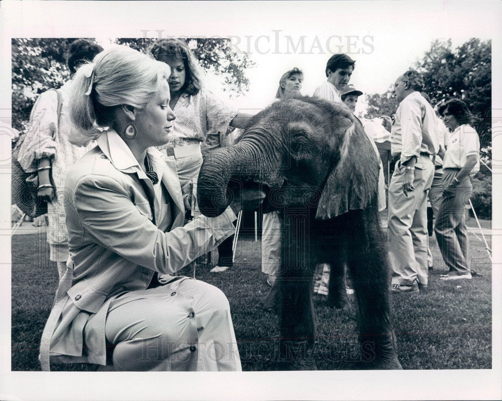 1986 Joan Embery of the San Diego Zoo with Baby Elephant Press Photo - Historic Images