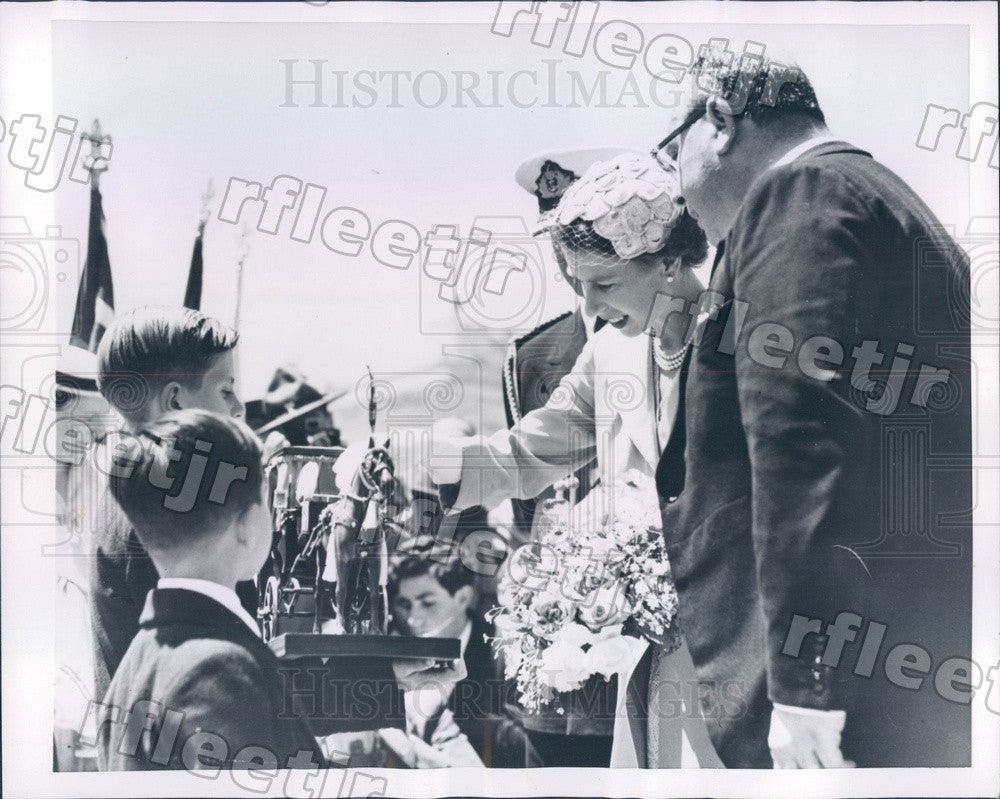 1954 England Queen Elizabeth II in Malta Press Photo adr69 - Historic Images