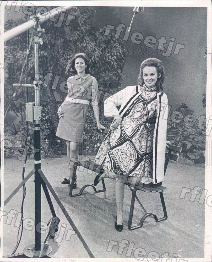 1968 Denver, CO Models Mrs Donald Ringsby & Mrs. Neil King Press Photo ads169 - Historic Images