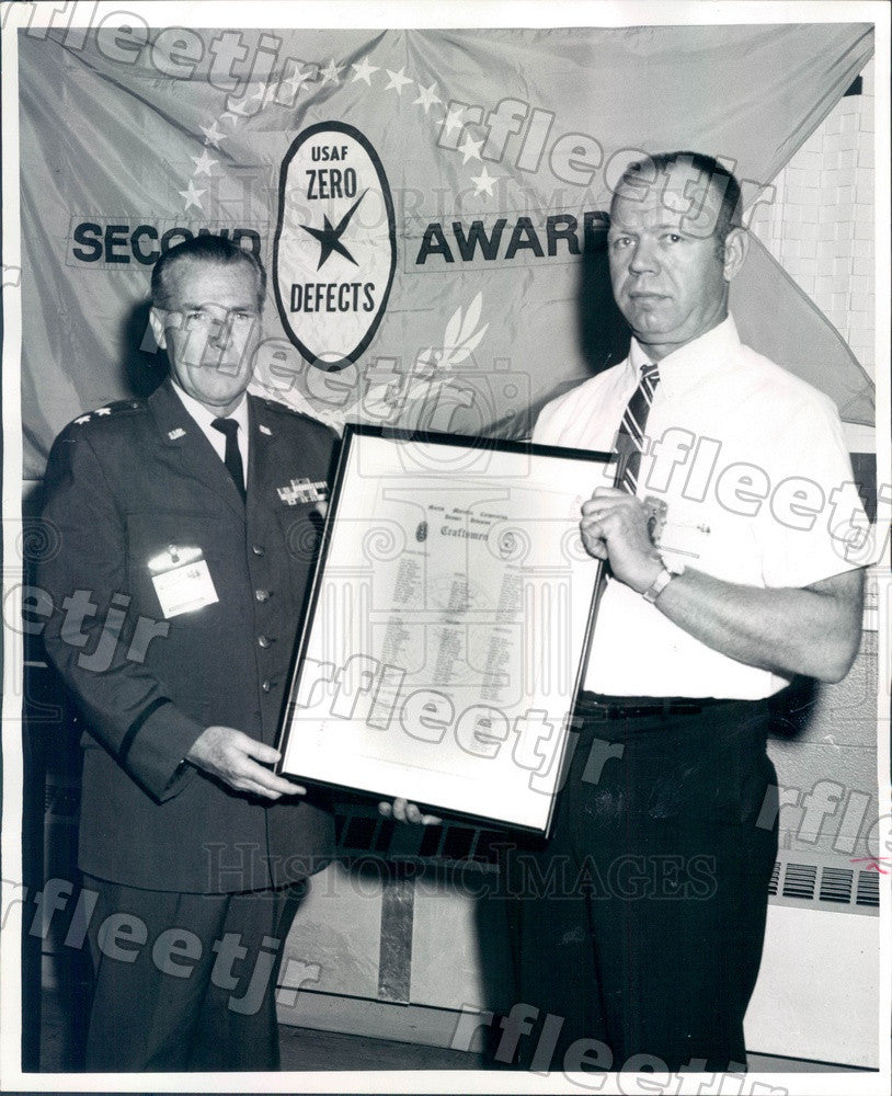 1969 US Air Force Commander Maj Gen DE Riley &amp; Carl Stevens Press Photo ads213 - Historic Images