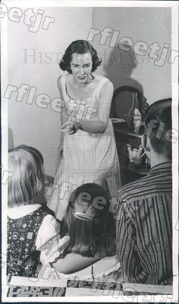 1958 Aurora, CO Speechmaker Mrs George Rienks &amp; Children Press Photo ads273 - Historic Images