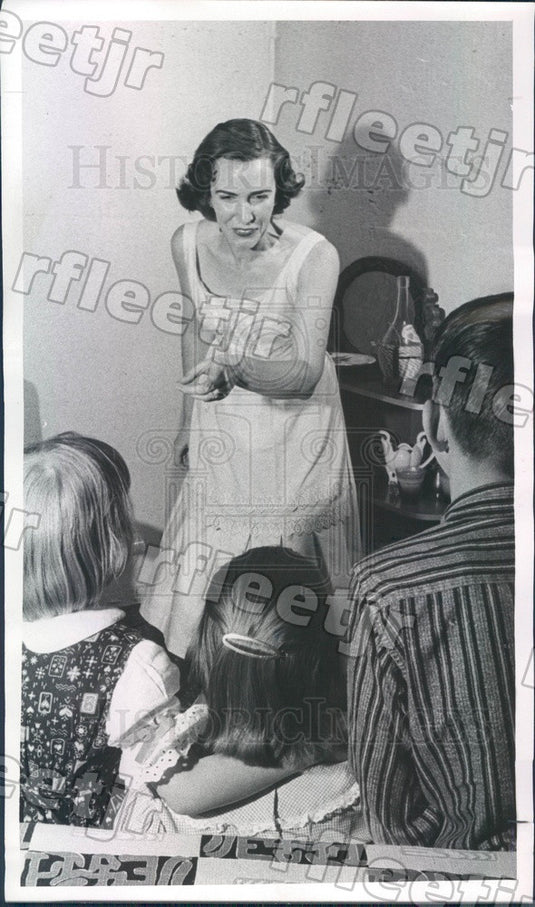 1958 Aurora, CO Speechmaker Mrs George Rienks & Children Press Photo ads273 - Historic Images