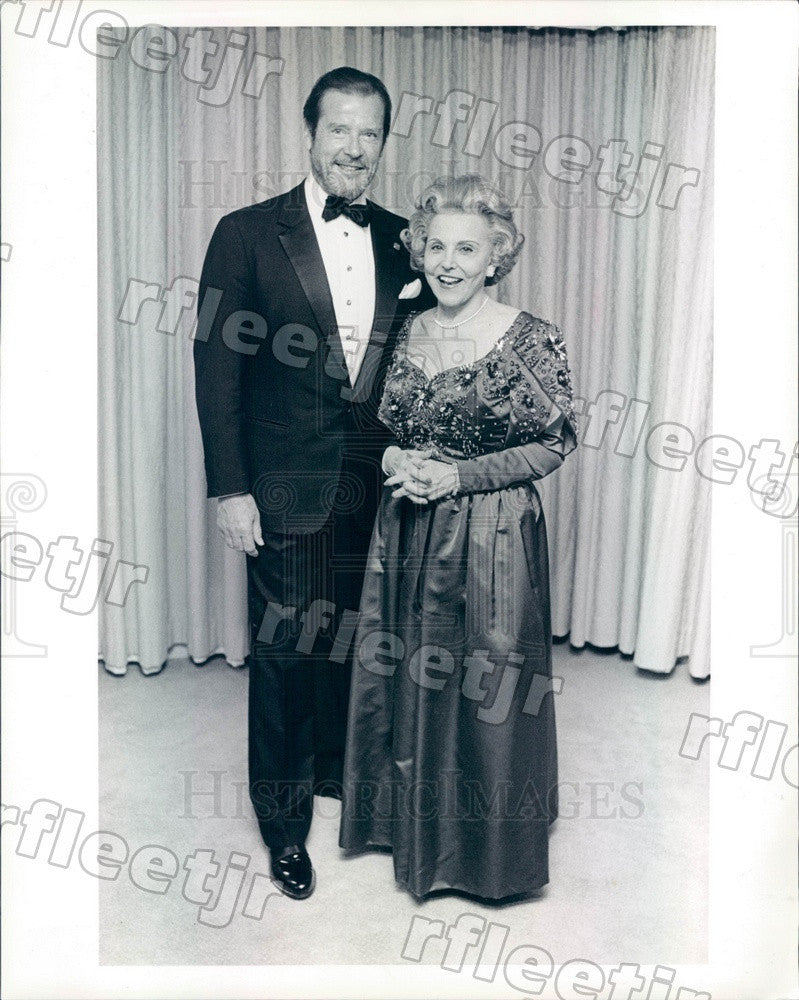 1993 James Bond Actor Roger Moore &amp; Columnist Ann Landers Press Photo ads571 - Historic Images