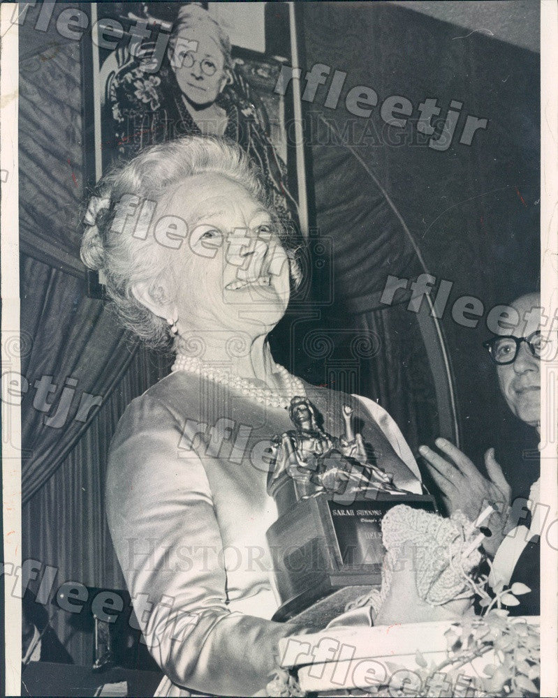 1969 EGOT Winning American Actress Helen Hayes Press Photo ads69 - Historic Images