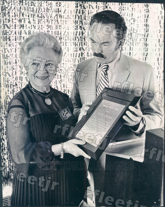 1973 Actress Helen Hayes & Bob Shultz, Chicago Press Club Press Photo ads91 - Historic Images
