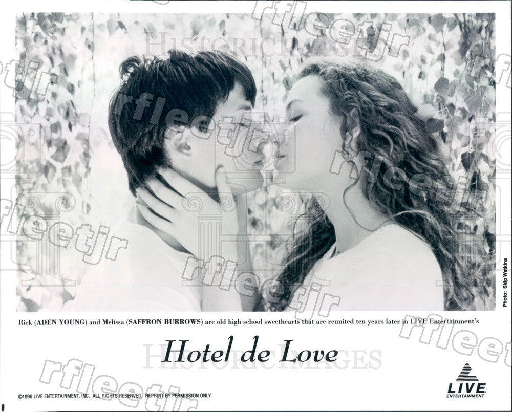 1996 Actors Saffron Burrows, Aden Young in Film Hotel de Love Press Photo adu545 - Historic Images