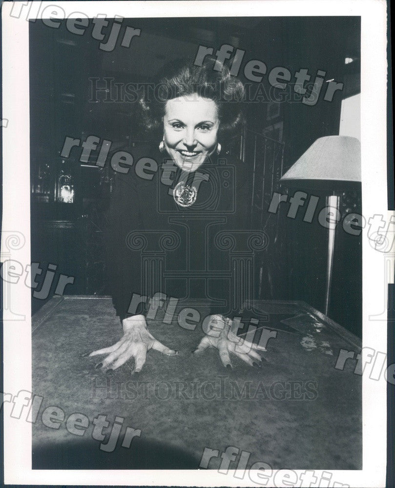 Undated Advice Columnist Ann Landers Cements Hand Prints Press Photo adv175 - Historic Images