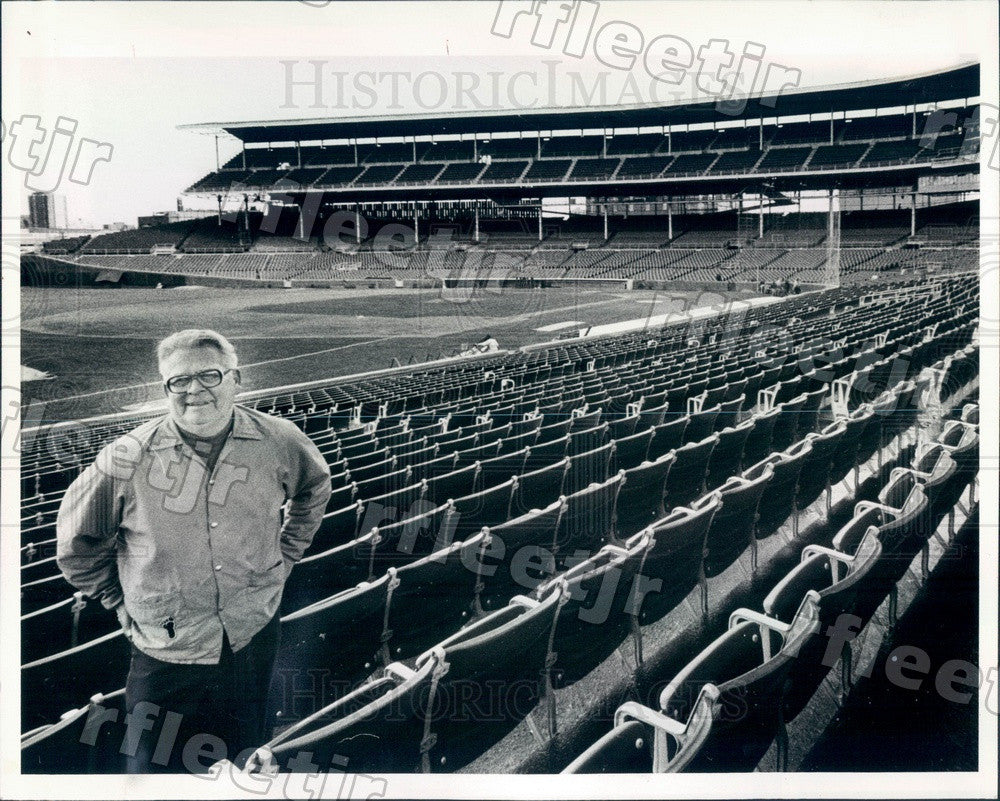 1982 Chicago, IL Wrigley Field Head Groundskeeper Roy Bogren Press Photo adv405 - Historic Images