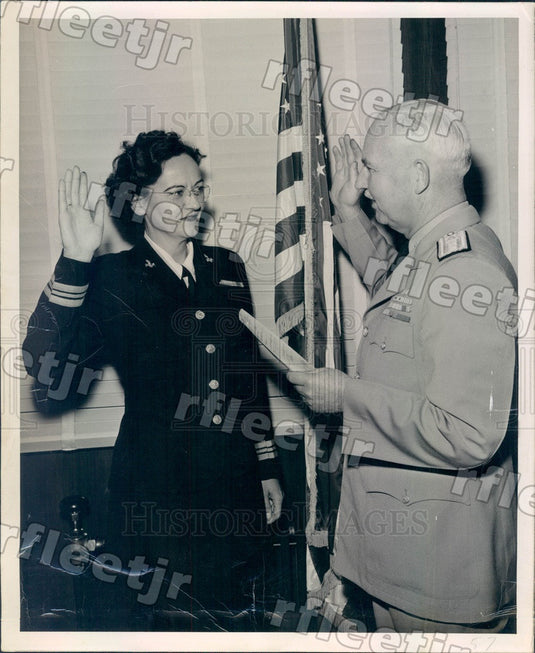 1950 US Navy Lt Cmdr Catherine Shaw & Rear Adm Murrey Royar Press Photo adv463 - Historic Images