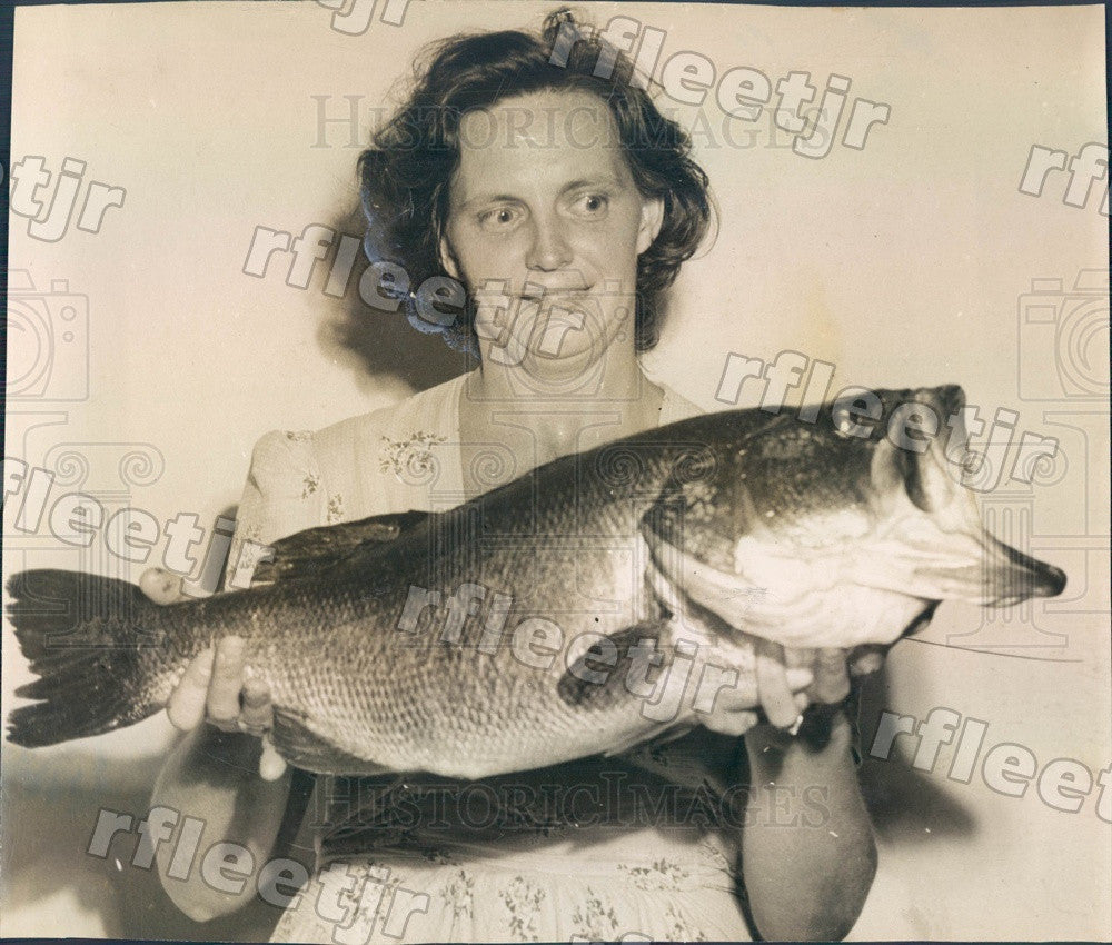 1949 St. Petersburg, Florida Mrs. John Sheffield &amp; 12 lb Bass Press Photo adw131 - Historic Images