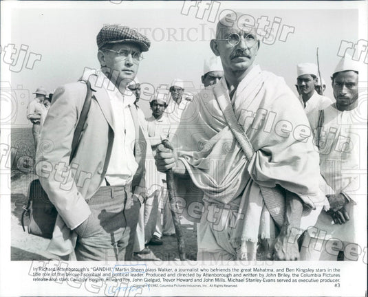1982 Actors Ben Kingsley & Martin Sheen in Film Gandhi Press Photo adw157 - Historic Images