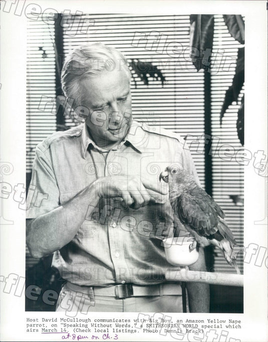 1984 TV Host David McCullough & Amazon Yellow Nape Parrot Press Photo adw381 - Historic Images