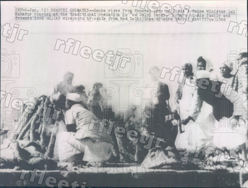 1966 India Prime Minister Lal Bahadur Shastri&#39;s Funeral Pyre Press Photo adw711 - Historic Images