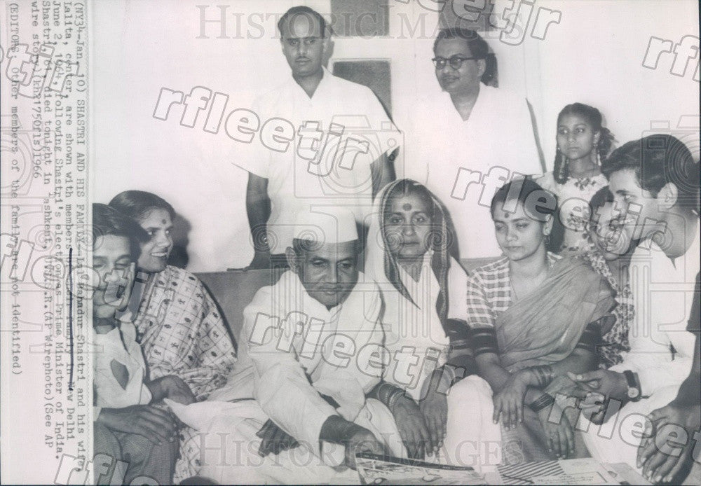 1966 India Prime Minister Lal Bahadur Shastri &amp; Family Press Photo adw715 - Historic Images