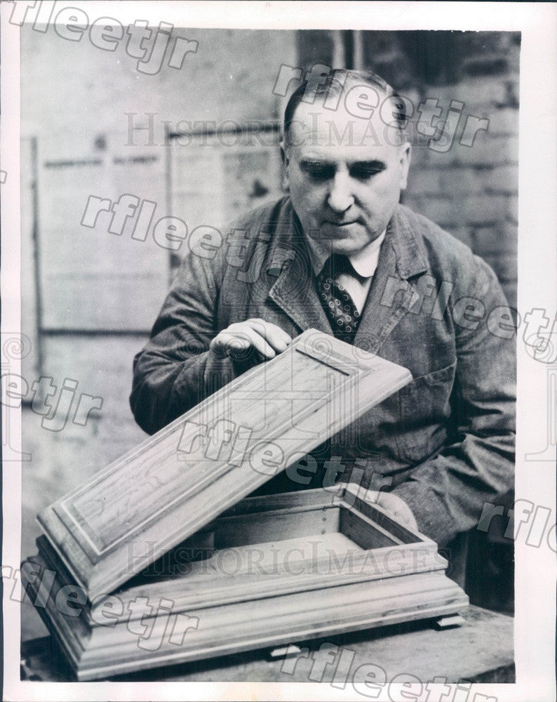 1953 England Queen Elizabeth II&#39;s Coronation Glove Case Maker Press Photo adw819 - Historic Images