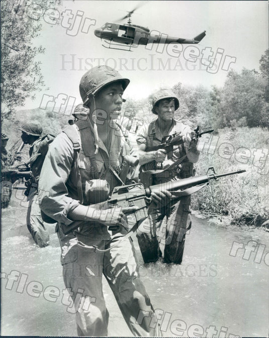 1986 Actors Stan Foster & Kevin Conroy on Tour of Duty Press Photo adx1011 - Historic Images