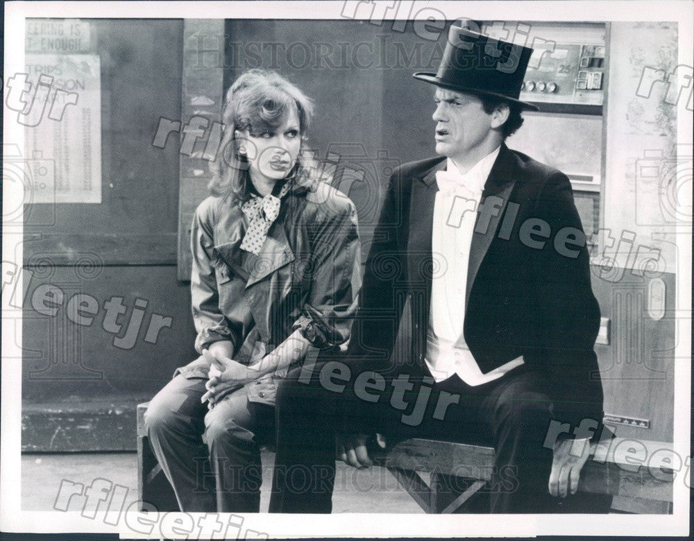 1982 Actors Marilu Henner &amp; Emmy Winner Christopher Lloyd Press Photo adx931 - Historic Images