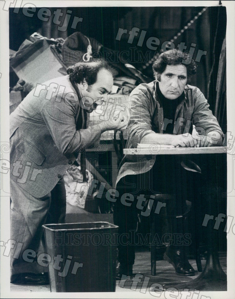 1982 Emmy Winning Actors Danny DeVito &amp; Judd Hirsch on Taxi Press Photo adx951 - Historic Images