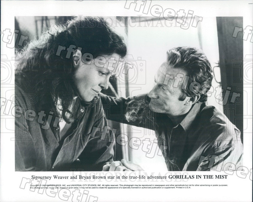 1988 Actors Sigourney Weaver &amp; Bryan Brown in Film Gorillas Press Photo ady1011 - Historic Images