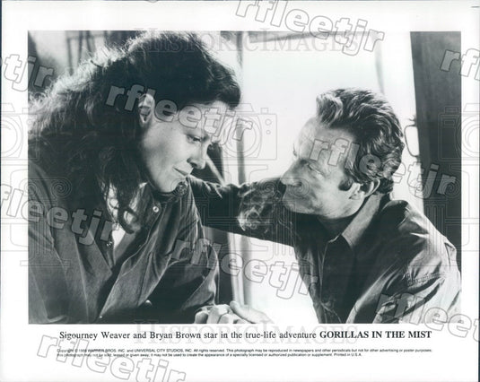 1988 Actors Sigourney Weaver & Bryan Brown in Film Gorillas Press Photo ady1011 - Historic Images